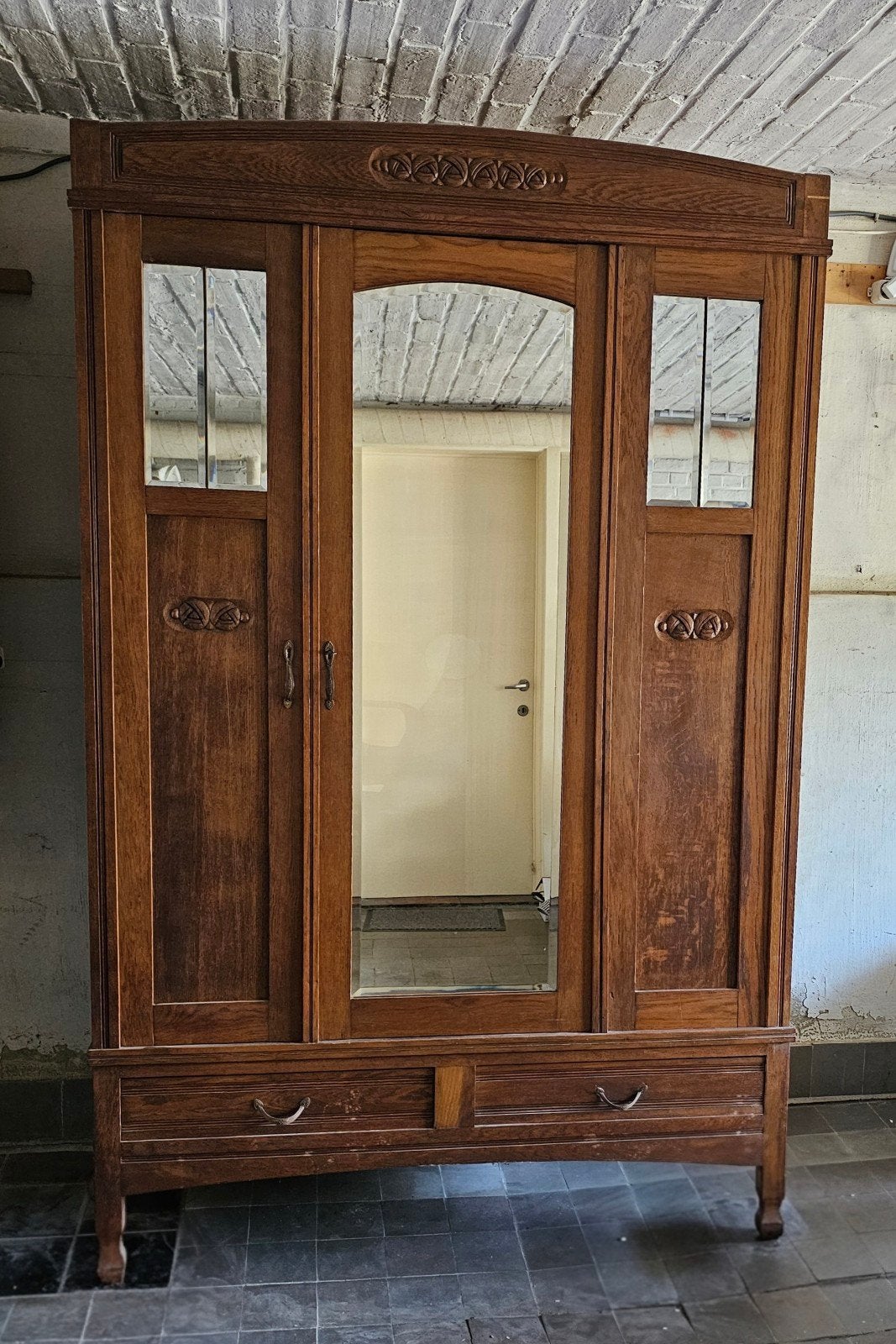 Armoire ancienne en bois sculpté et miroirs biseautés, Enlèvement