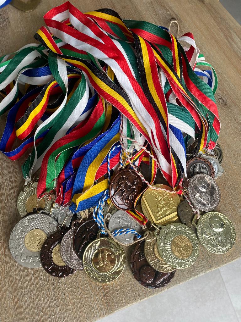 60 medailles, Verzamelen, Sportartikelen en Voetbal, Ophalen of Verzenden