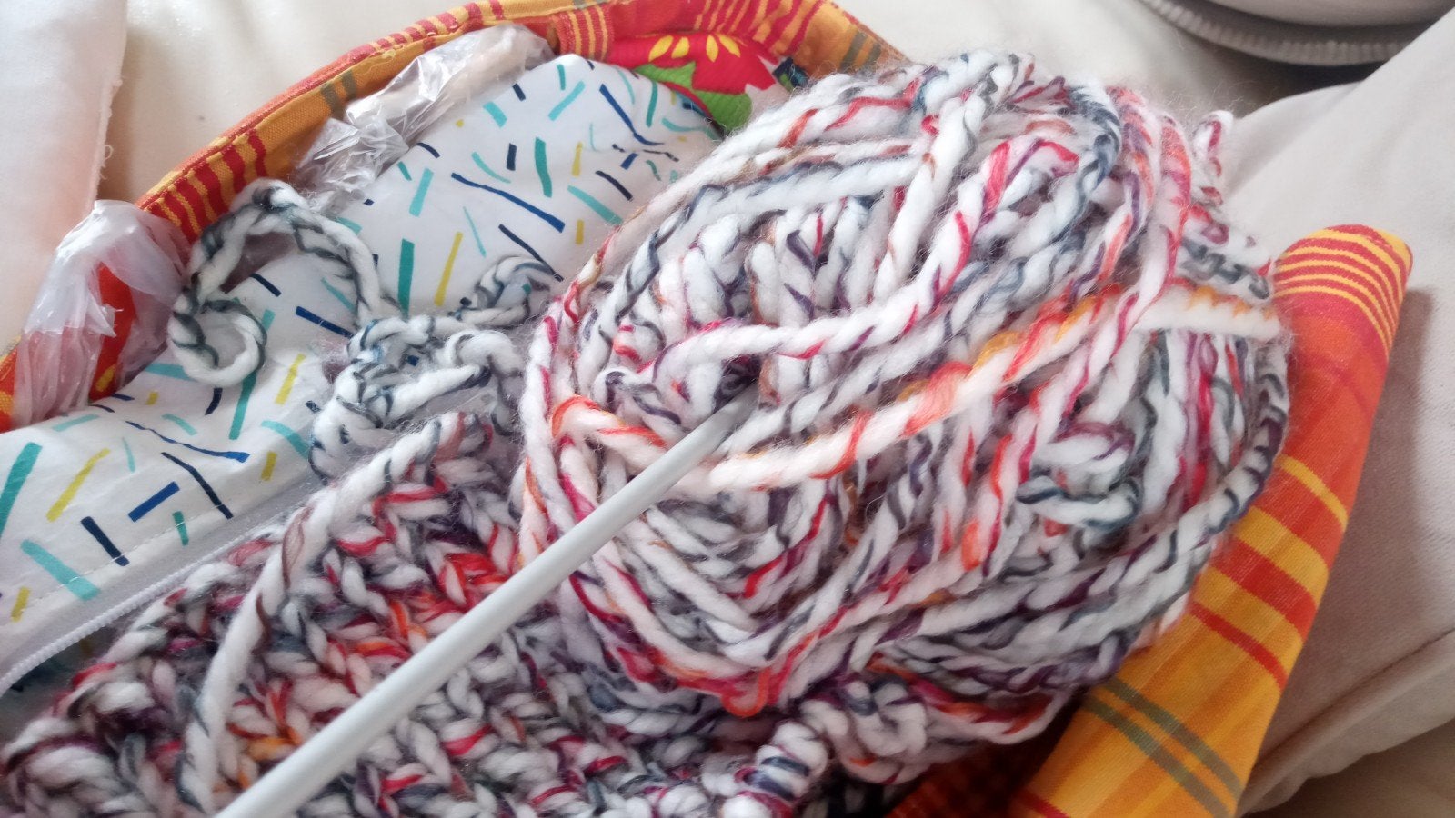 cherche laine pour tricoté bonnets écharpes mitaines gants, Enlèvement ou Envoi, Neuf, Autres types