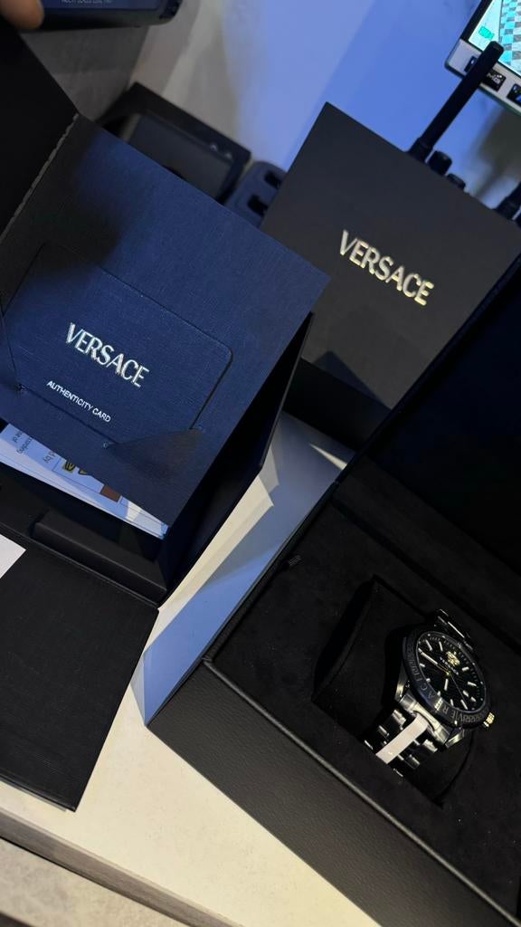 Versace V-CODE nieuw horloge, Handtassen en Accessoires, Ophalen, Zo goed als nieuw