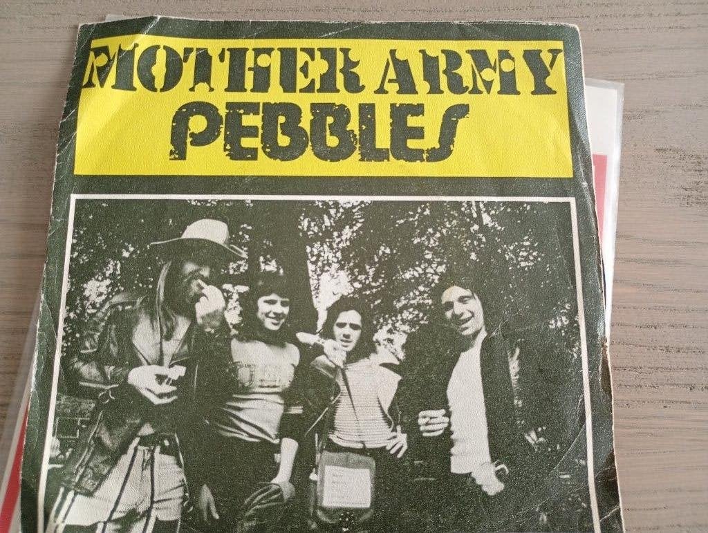 The Pebbles - Mother army, Gebruikt, Verzenden, 7 inch, Fotohoes