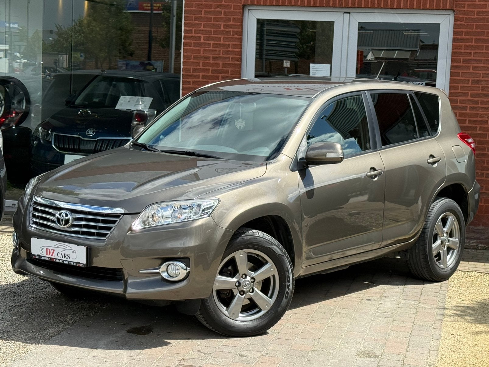 TOYOTA RAV4 4X4 2.2D 150PK |NAVI | LEDER | CAMERA | AIRCO |, Auto's, Euro 5, 1683 kg, 4 cilinders, Bruin