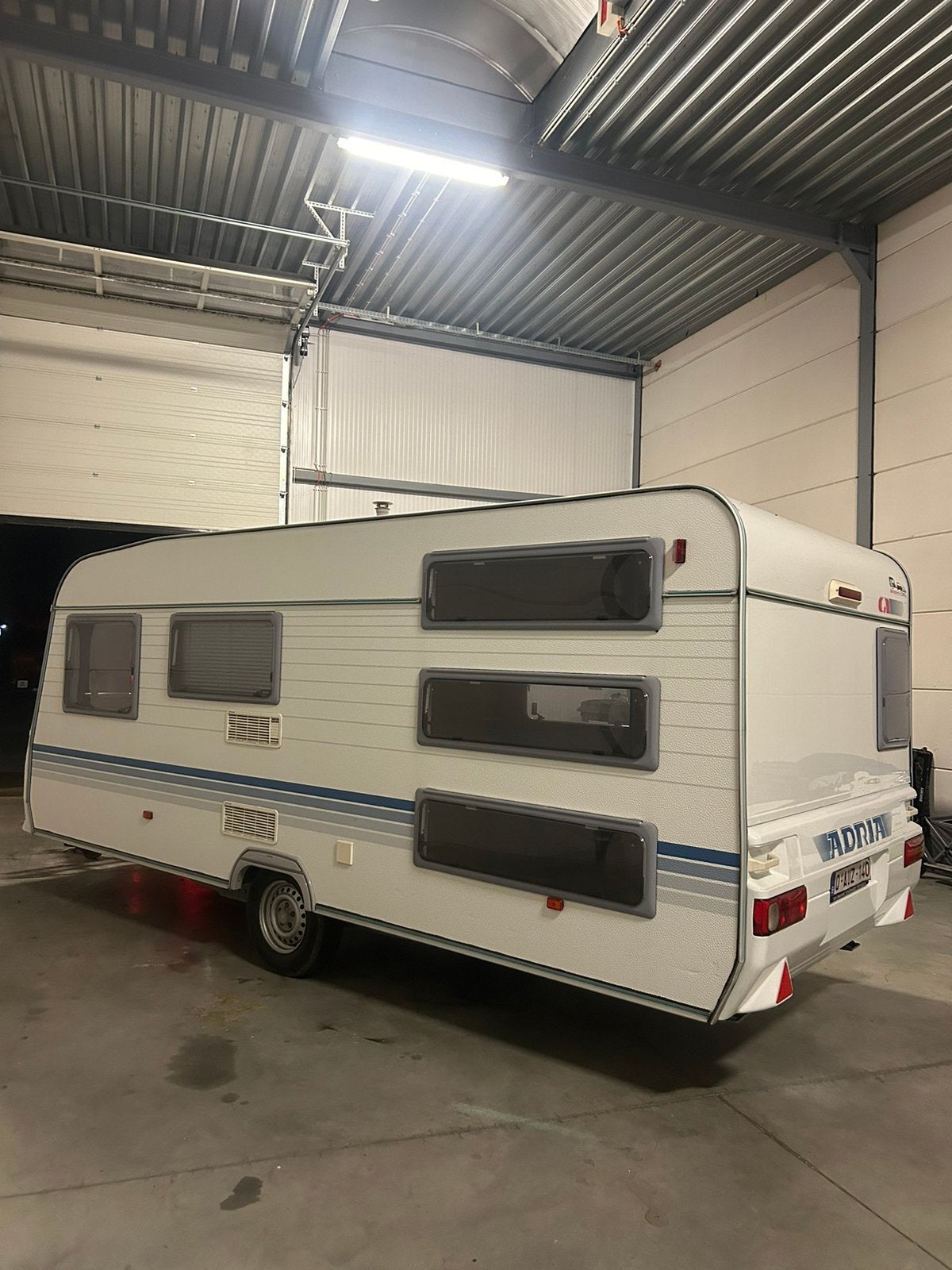 Caravane Adria 3 lits superposés, 5 à 6 mètres, 750 - 1000 kg, Particulier, Adria