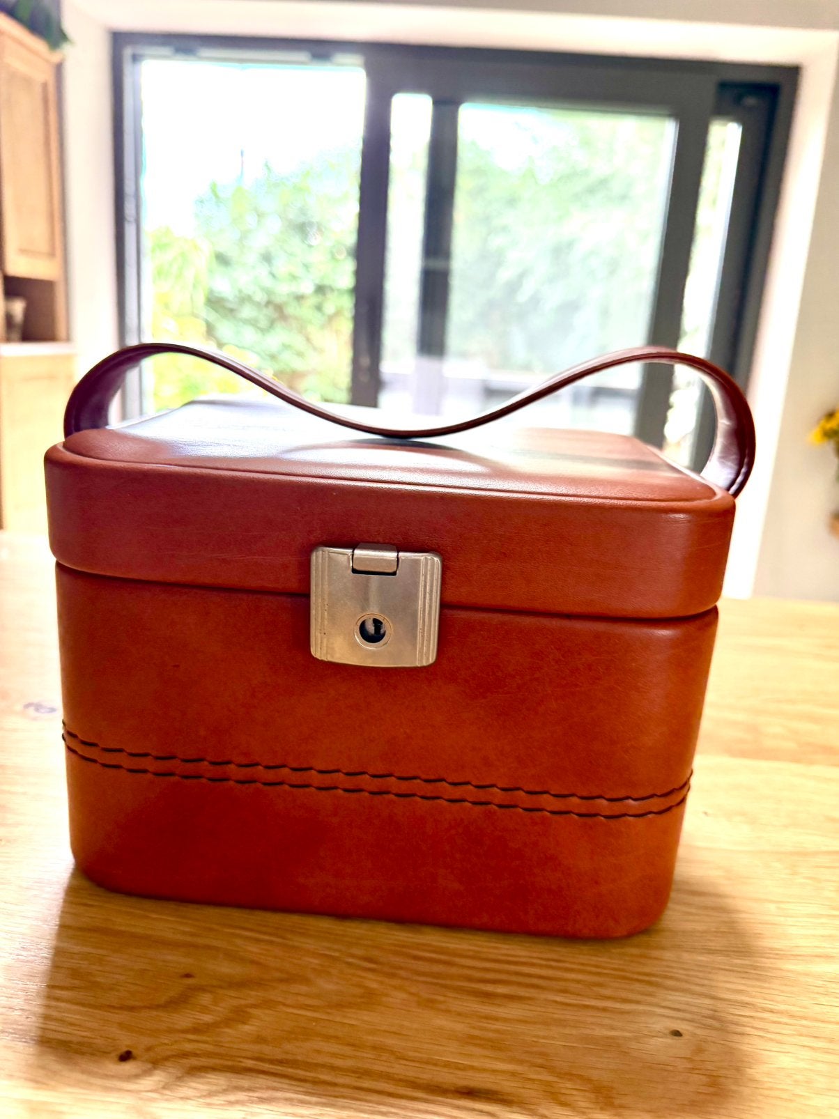 Trousse de beauté vintage couleur cognac, Bijoux, Sacs & Beauté, Boîtes de maquillage & Beauty case, Enlèvement ou Envoi, Utilisé