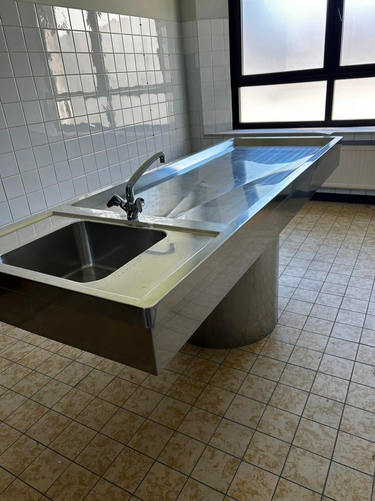 table d autopsie etat neuf tel 0494 43 17. 25, Divers, Matériel Infirmier, Enlèvement ou Envoi, Comme neuf