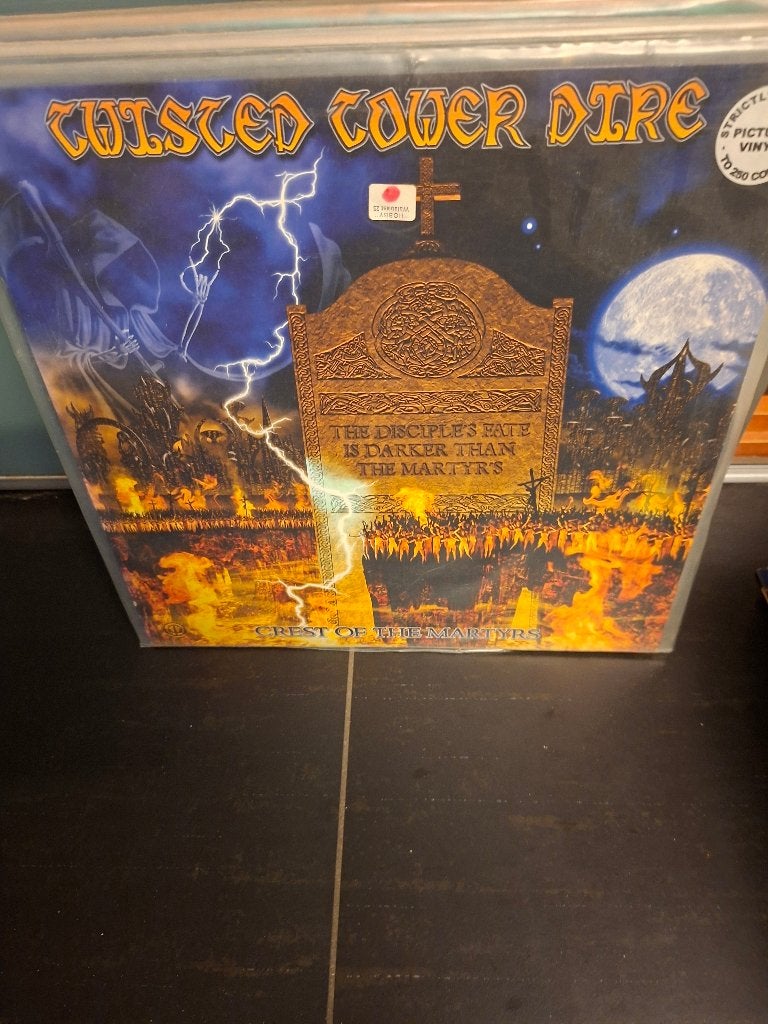 lp - twisted tower dire - crest of the martyrs - vak 6, CD & DVD, Heavy metal, Enlèvement ou Envoi, Comme neuf, Avec pochette intérieure