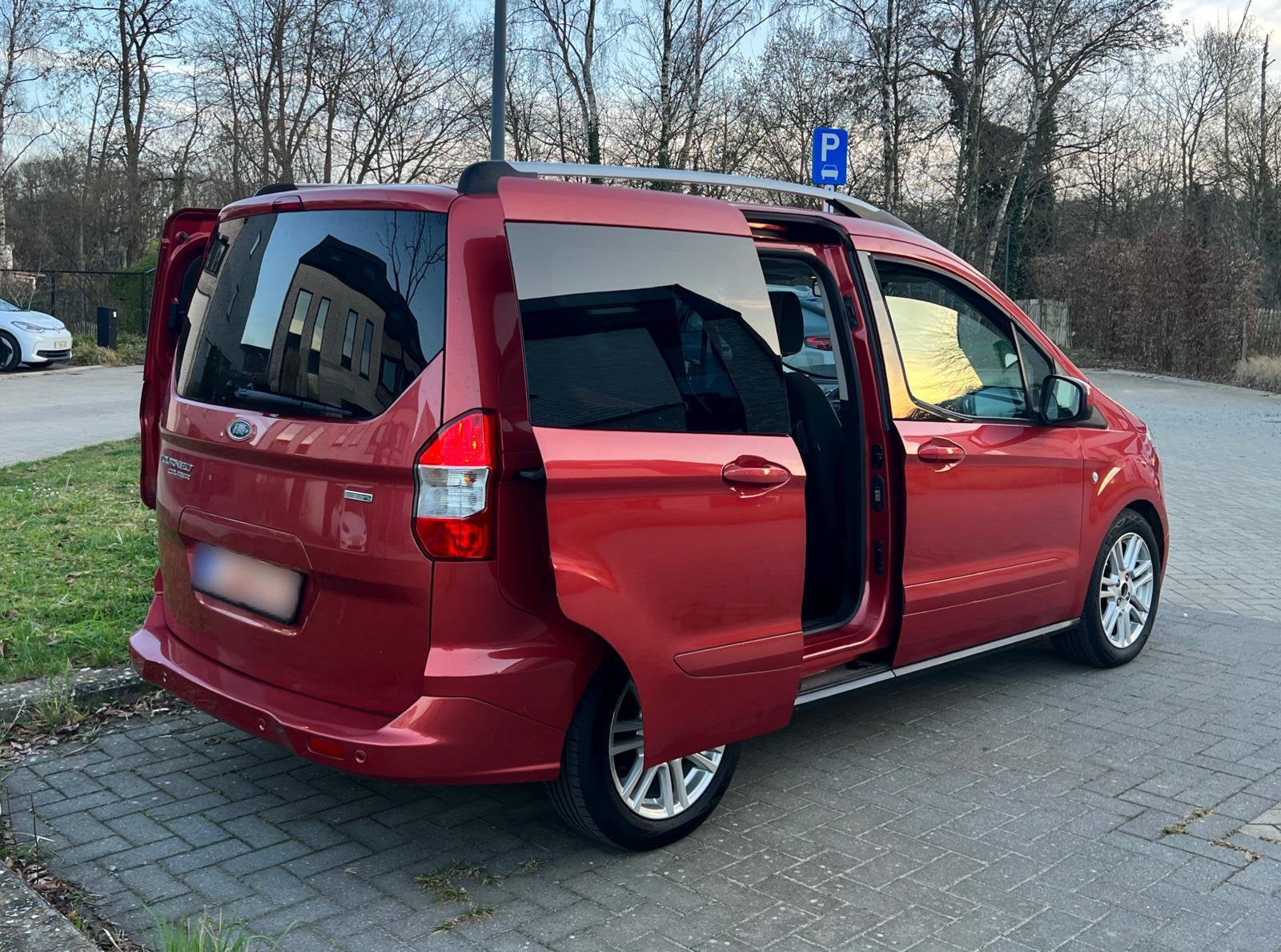 Ford Tourneo Courier, Voorwielaandrijving, Parkeersensor, 5 deurs, 3 cilinders