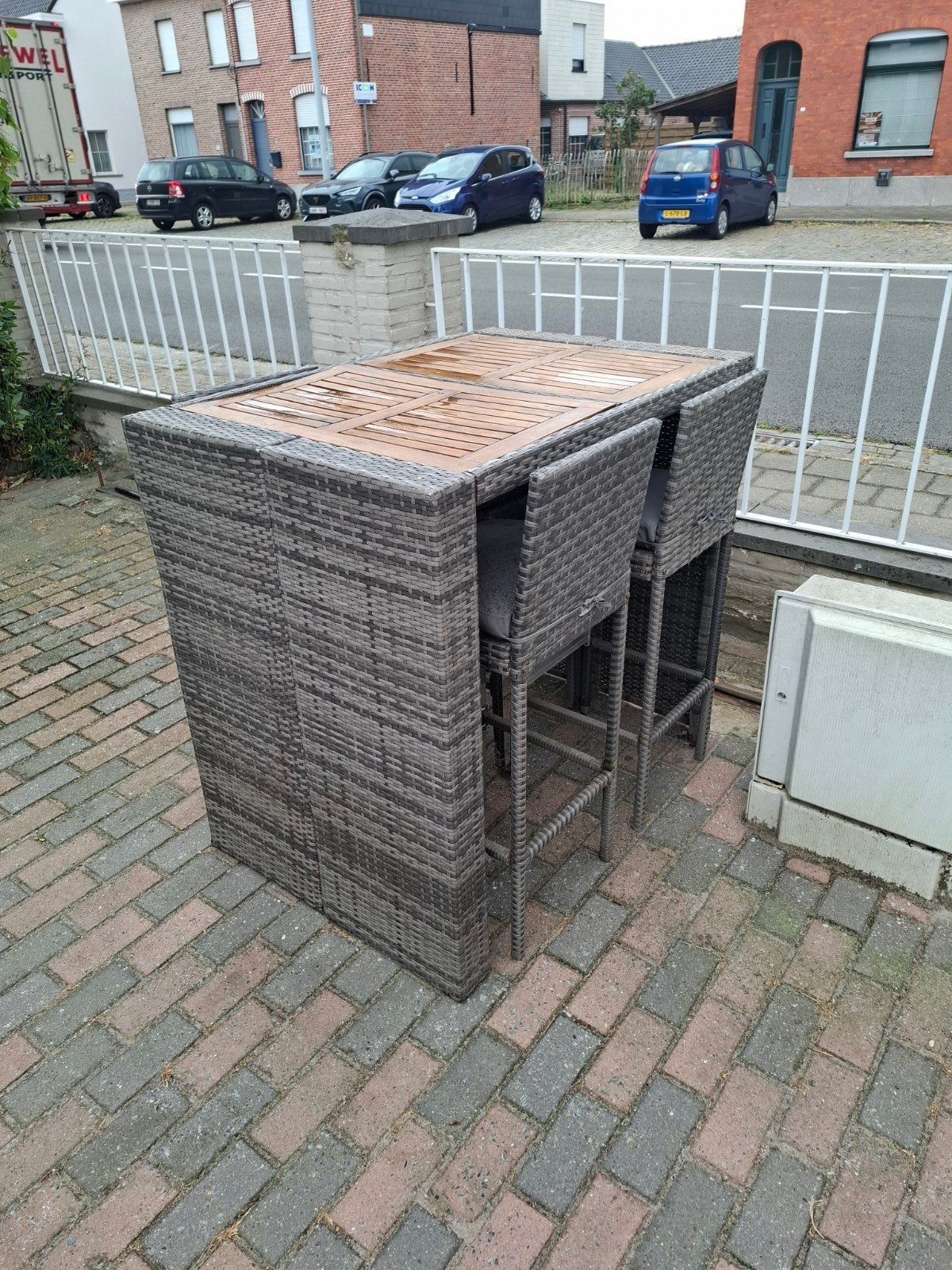 Hoge tuintafel + 4 stoelen + kussens, Ophalen, Gebruikt