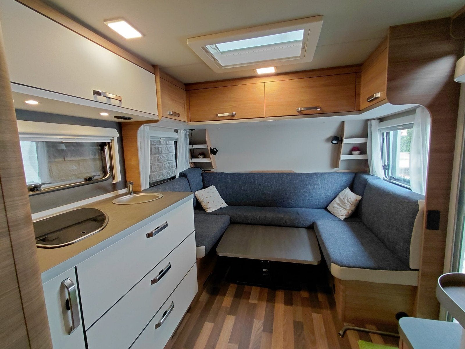 Weinsberg CaraOne 550 UK met fietsdrager voor en achterop, Caravans en Kamperen, Caravans, Overige merken, Schokbreker, Rondzit