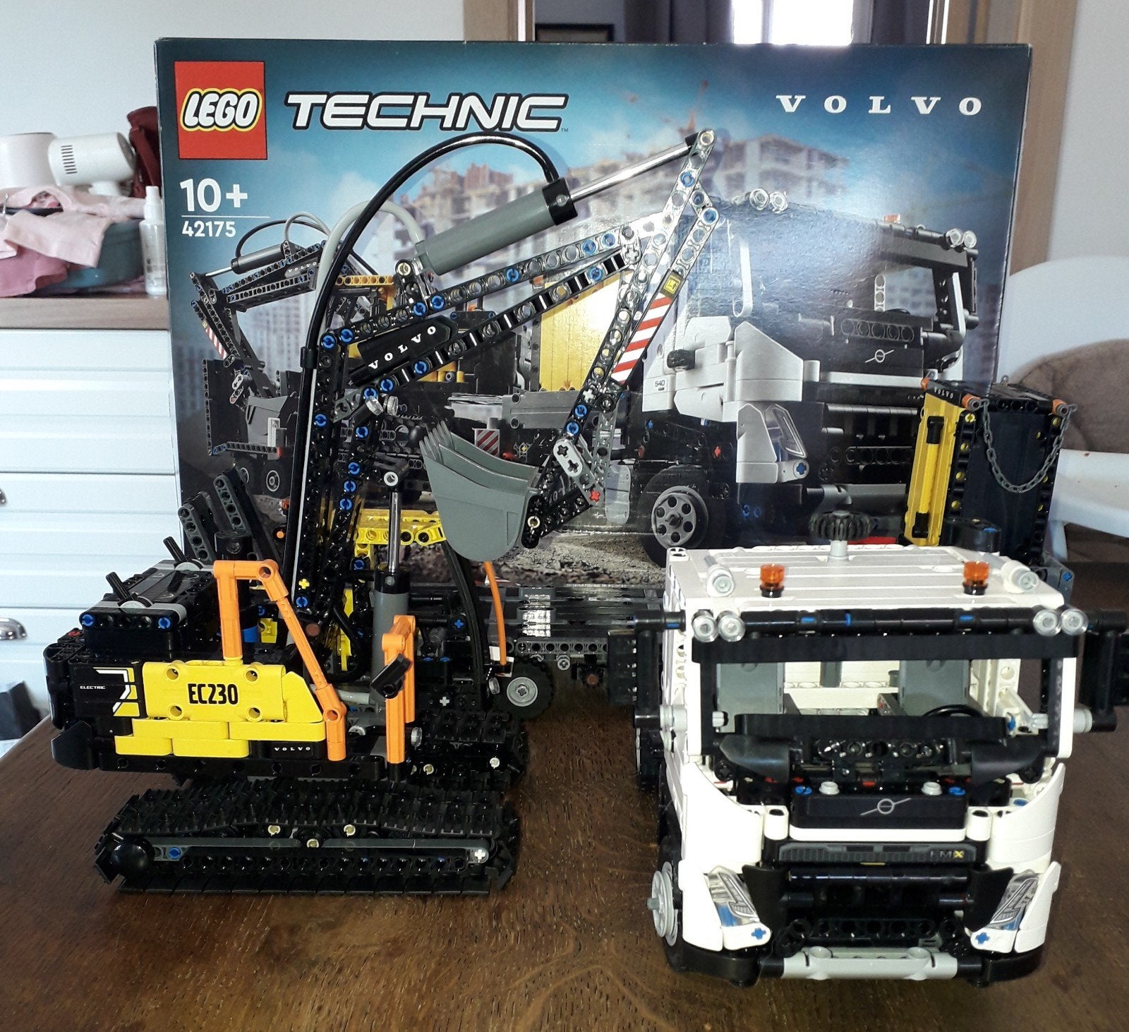 Lego technic Volvo FMX-vrachtwagen en EC 230-kraan, Kinderen en Baby's, Speelgoed | Duplo en Lego, Ophalen, Lego, Technic