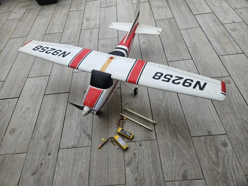 avion rc Cessna 1,4 m Complet, Hobby & Loisirs créatifs, Modélisme | Radiocommandé & Téléguidé | Avions, Enlèvement, Comme neuf