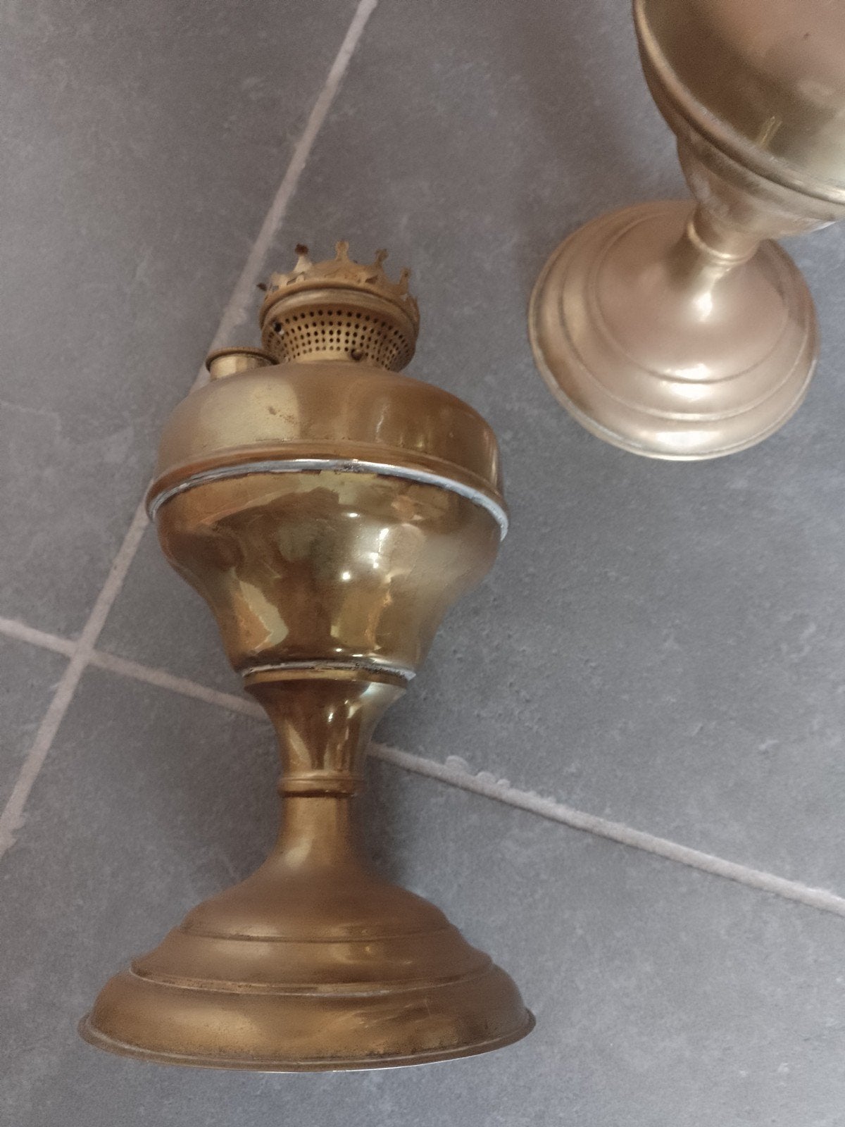 2 antieke koperen olielampen met glazen, Ophalen, Koper of Brons