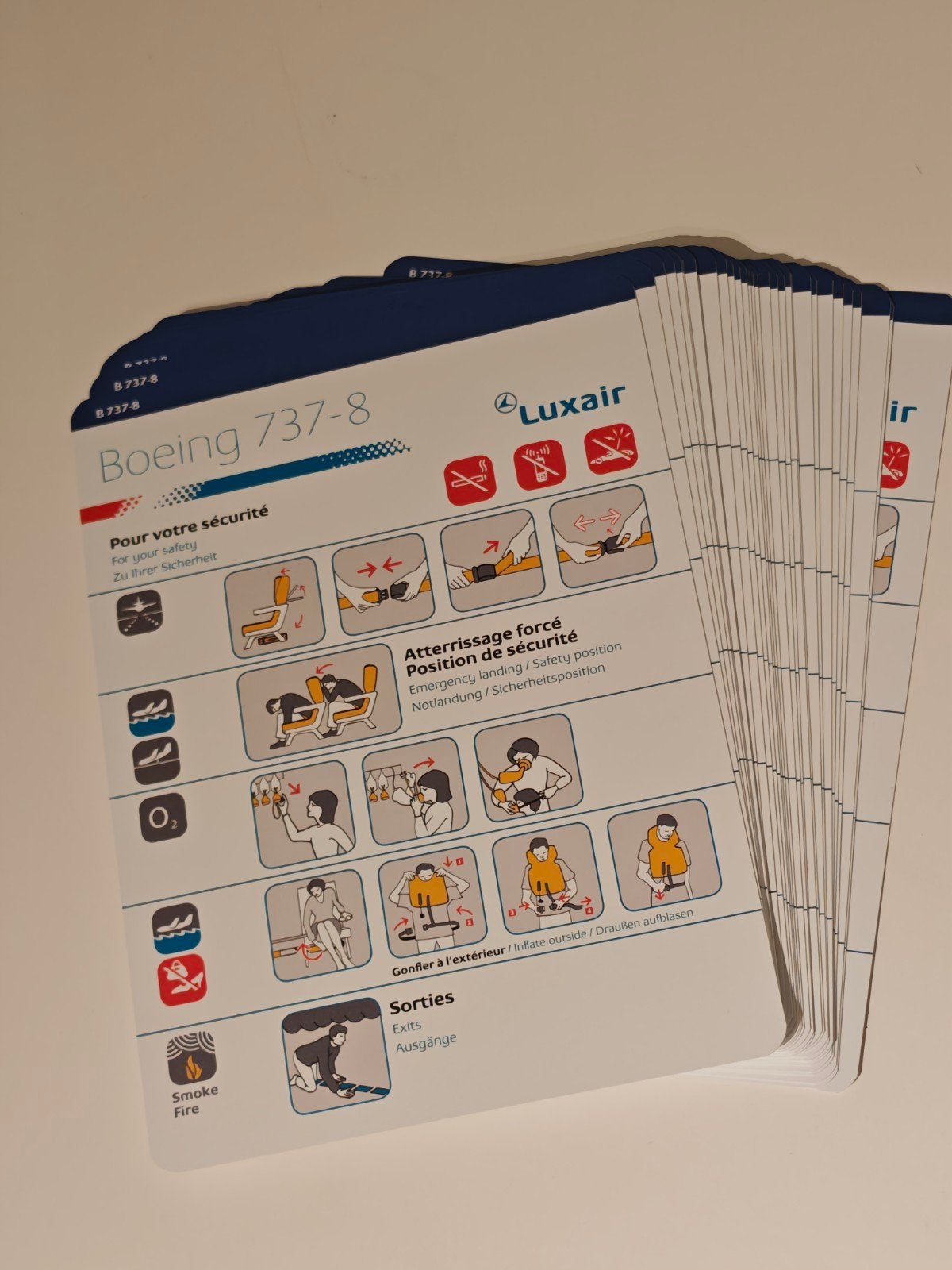 Lot van 30x Originele Luxair Boeing 737-800 Safety Cards, Ophalen of Verzenden, Nieuw, Kaart, Foto of Prent
