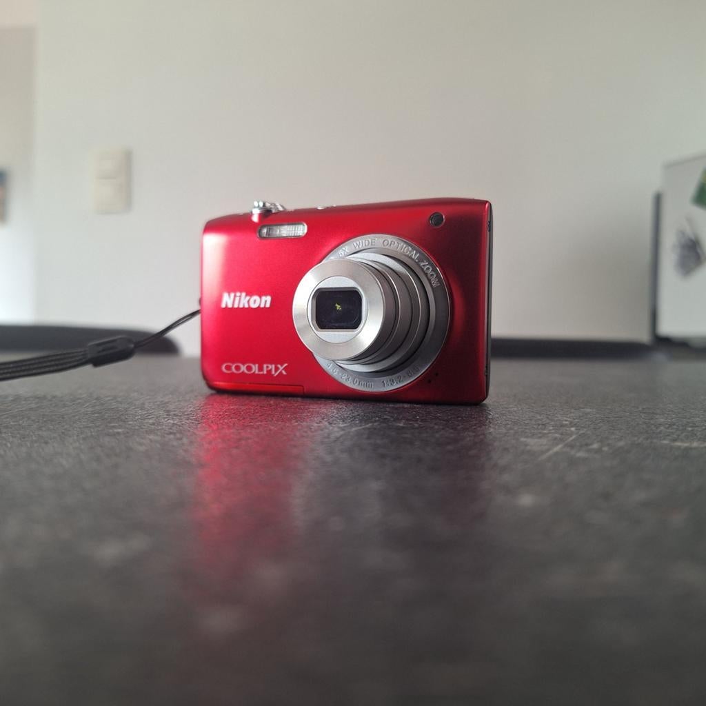 Y2K Nikon Coolpix S2800 – Metallic Red, Ophalen