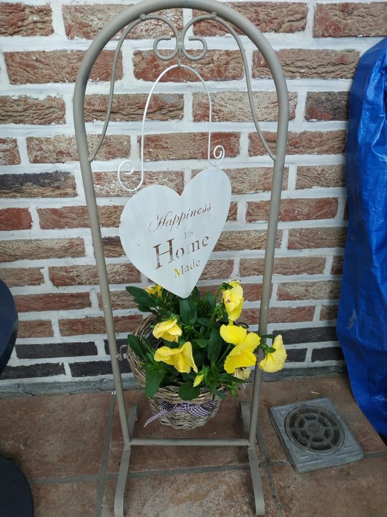 Bloemenstaander met rieten mand met bloemen, Tuin en Terras, Ophalen, Balkon