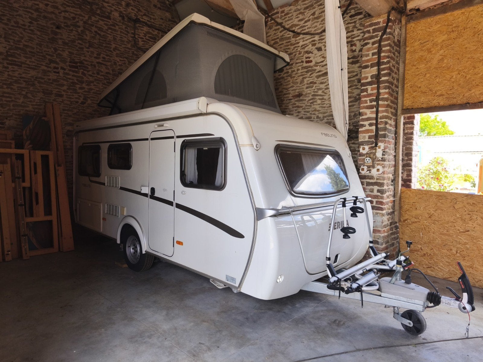 2023 Eriba Feeling 425 (slaapplaatsen voor 5–6 personen), Caravans en Kamperen, Particulier, Koelkast, Eriba