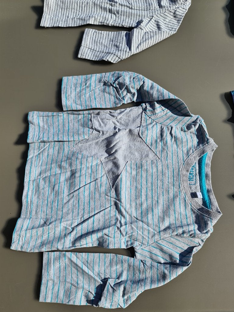grijs gestreepte longsleef, t-shirt met ster, CA, 04, Enfants & Bébés, Vêtements enfant | Taille 104, Enlèvement, Comme neuf