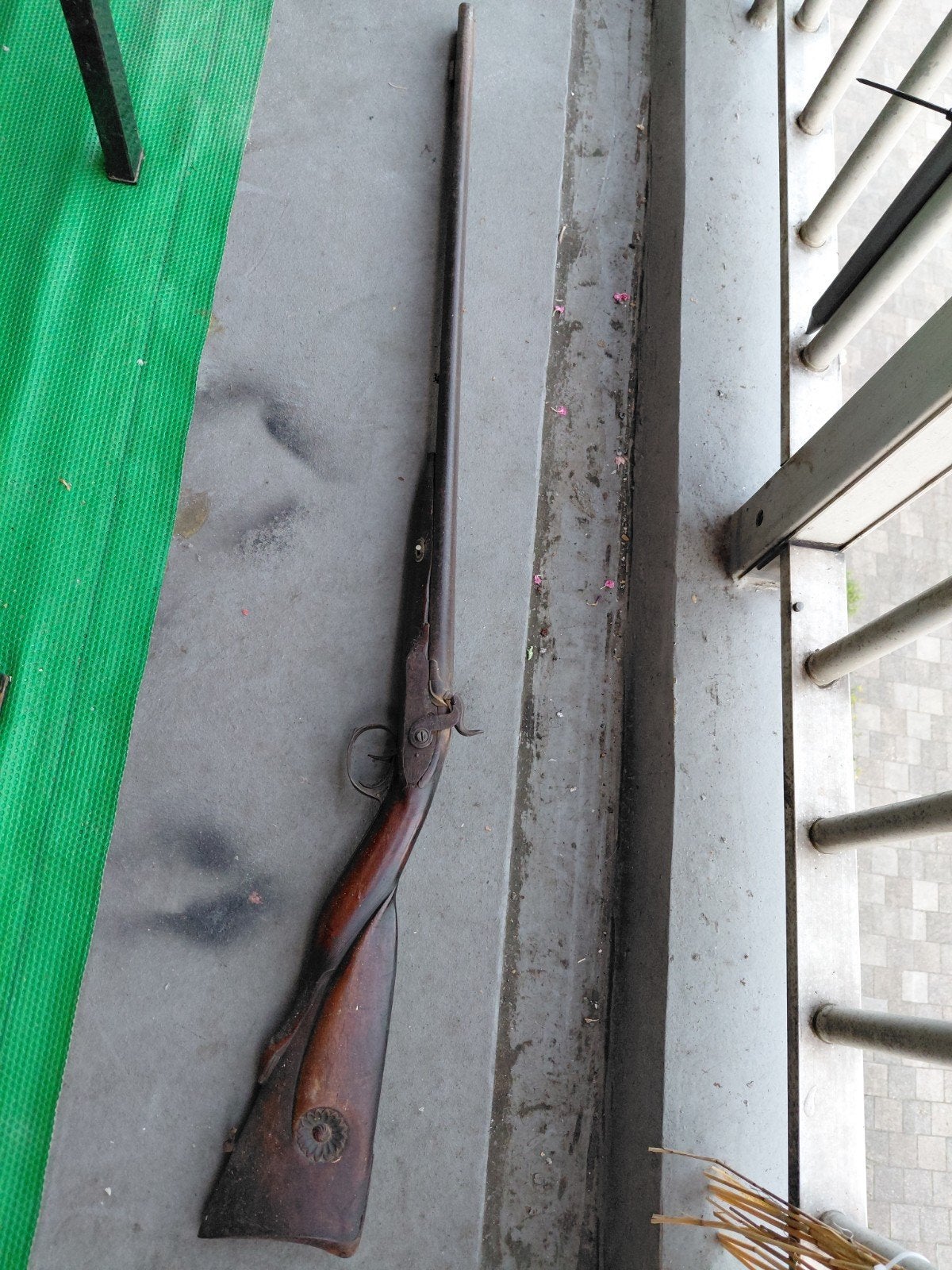 Fusil à double canon, Collections, Envoi