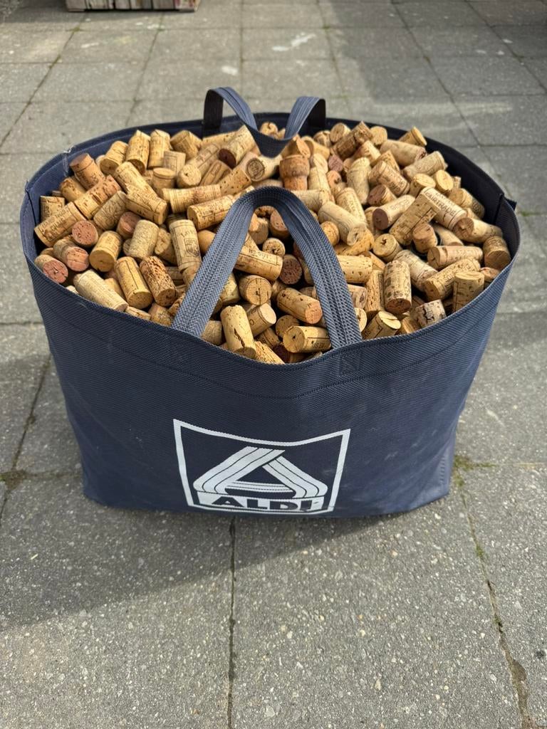 Zak kurken van wijnflessen, Ophalen