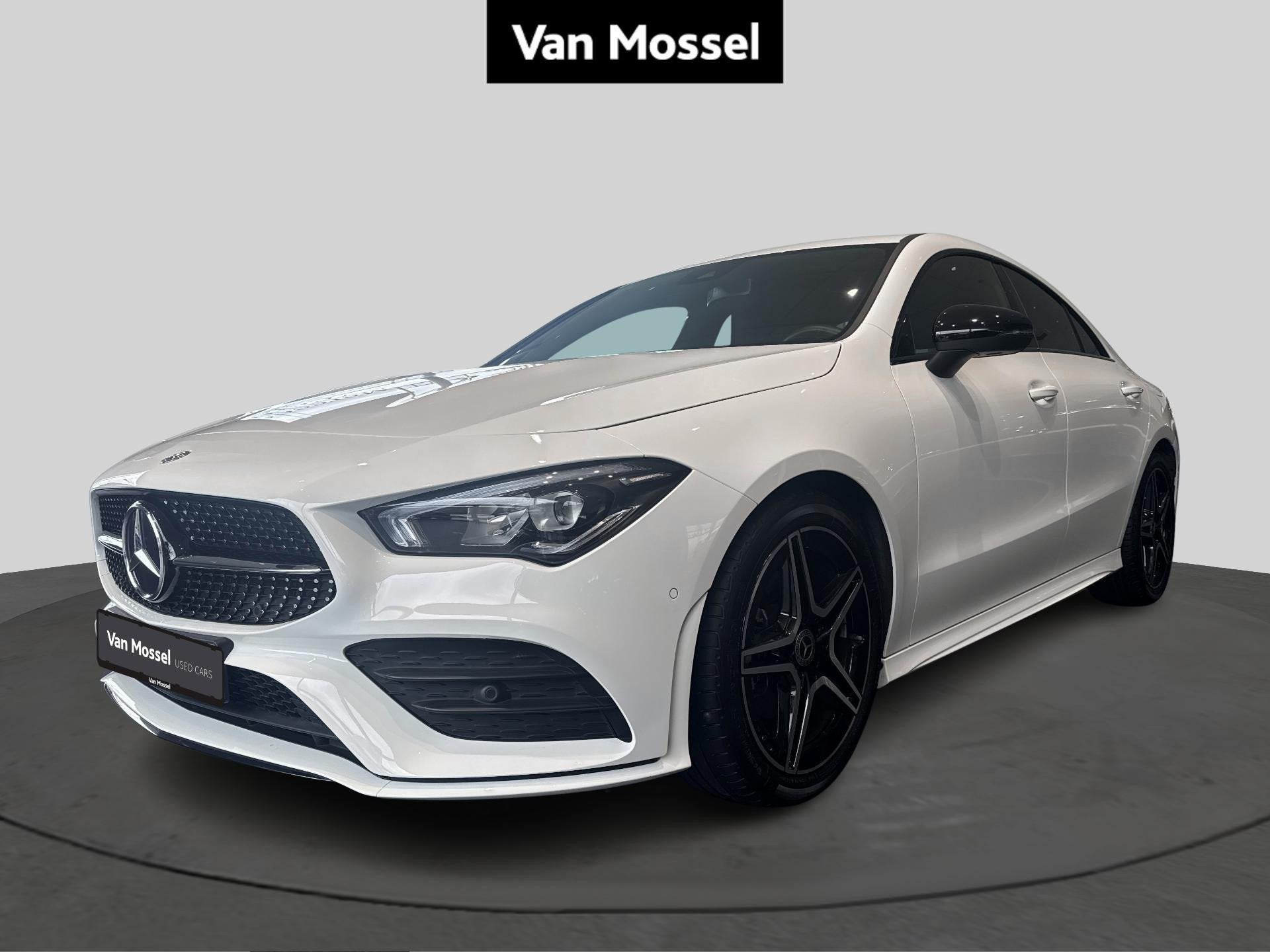 Mercedes-Benz CLA 180 AMG Line + LED + CAMERA + TREKHAAK + 1, Stof, Gebruikt, 4 cilinders, Wit