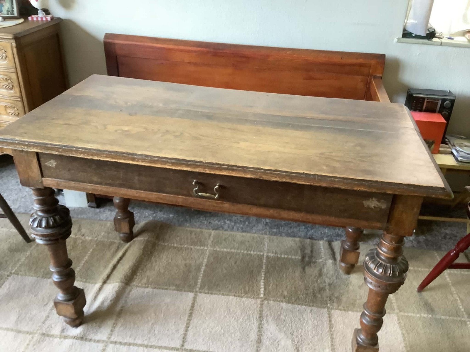 Grande table ancienne en bois – pieds sculptés, Enlèvement