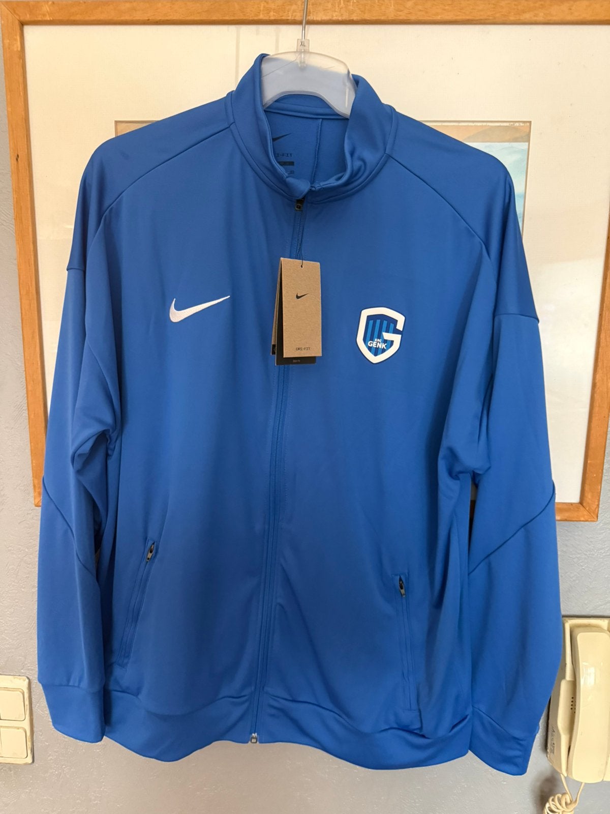 Jas van krc genk nieuw xl, Vêtements | Hommes, Vêtements de sport, Enlèvement ou Envoi, Neuf