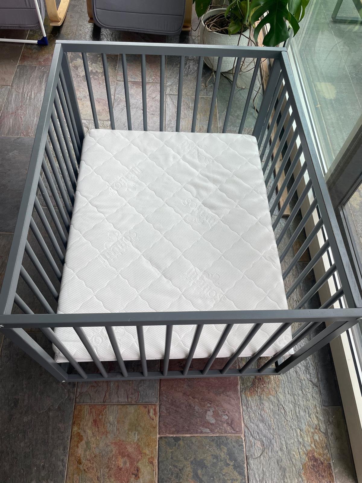 Parc pour bébés à roulettes - gris, Enlèvement, Comme neuf, Rectangulaire, Roulettes