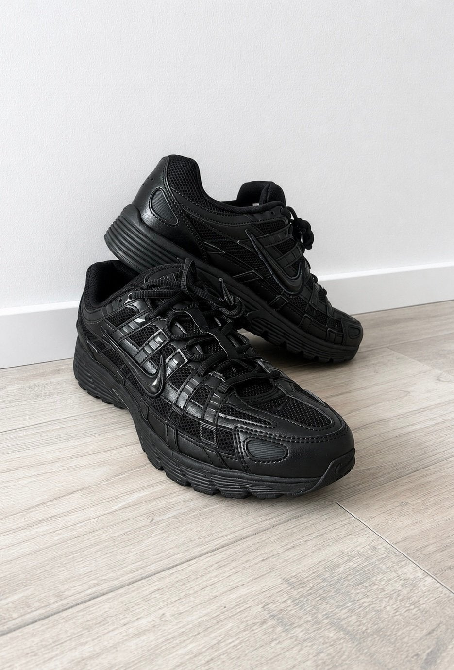Nike P-6000 Triple Black – Maat 44 – Uitsekende conditie, Kleding | Heren, Schoenen, Ophalen, Zo goed als nieuw, Zwart