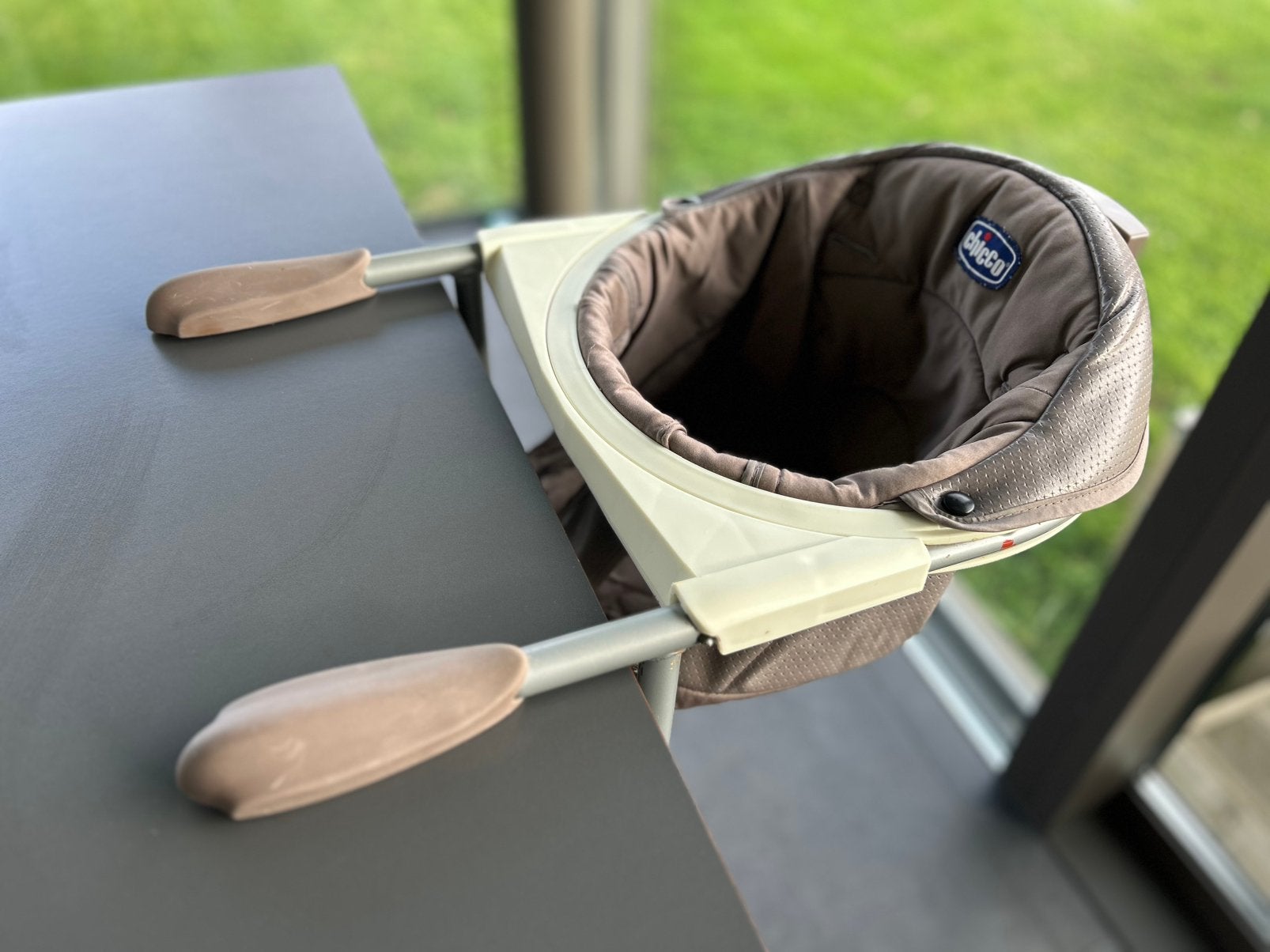 Chaise de table 360 CHICCO suspendue, gris taupe, Enlèvement, Utilisé, Chaise de table