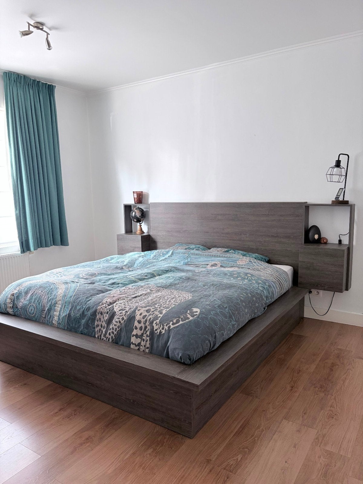 Lit de luxe fait main, Enlèvement