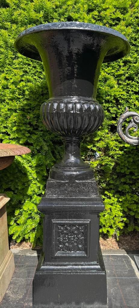 Grote gietijzeren tuinvaas op sokkel, Jardin & Terrasse, Vases de jardin, Utilisé, Enlèvement