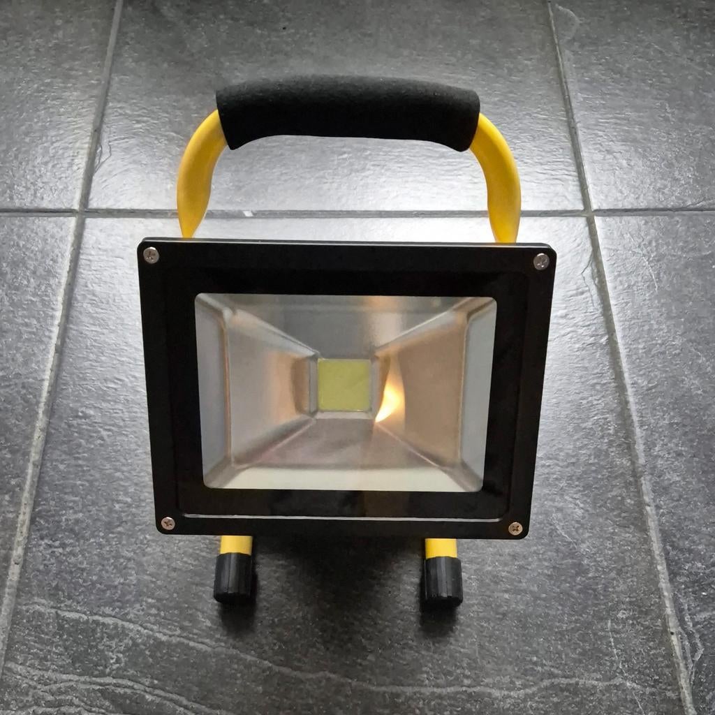 Oplaadbare LED bouwlamp, Ophalen, Zo goed als nieuw, Lamp met armatuur