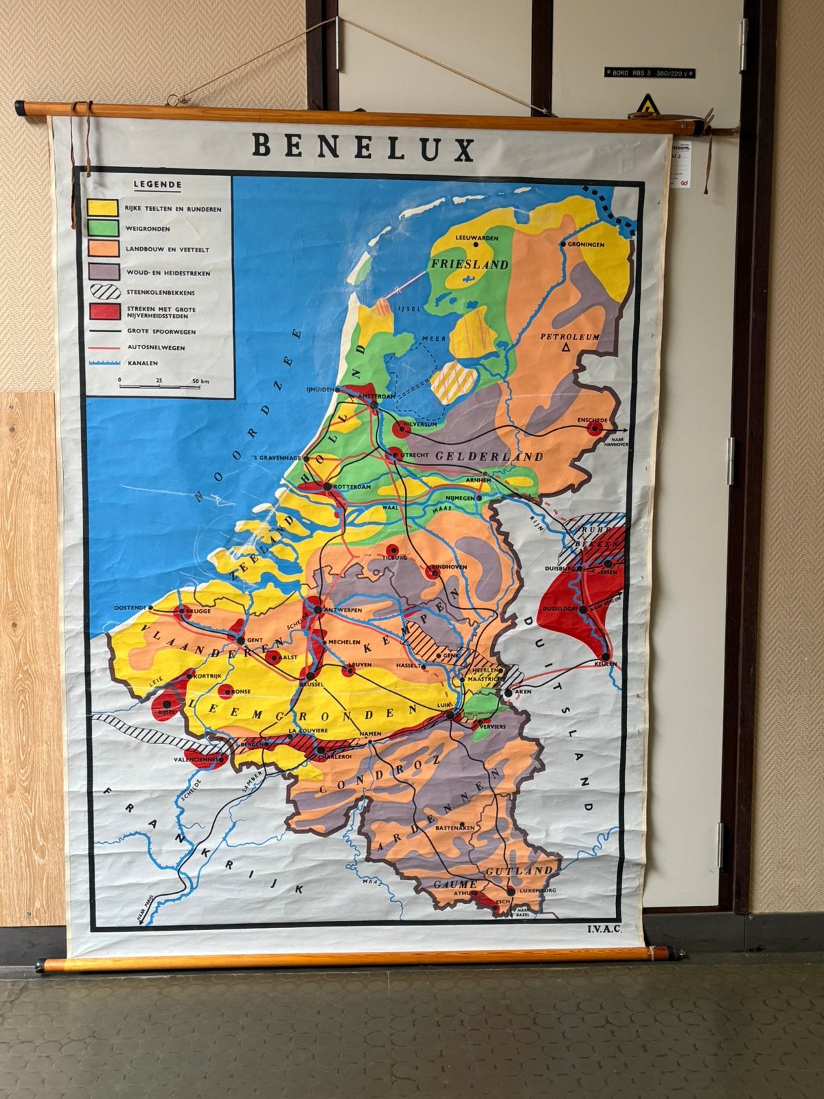 Economisch -geografische schoolwandkaart Benelux, Antiek en Kunst, Antiek | Schoolplaten, Ophalen