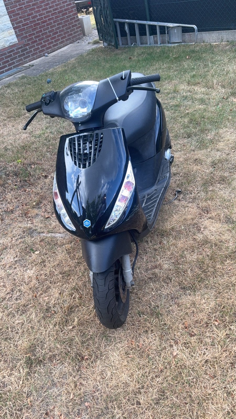 Mooie zwarte piaggio zip., Fietsen en Brommers, Scooters | Piaggio, Ophalen, Gebruikt, Zip, Klasse A (25 km/u)