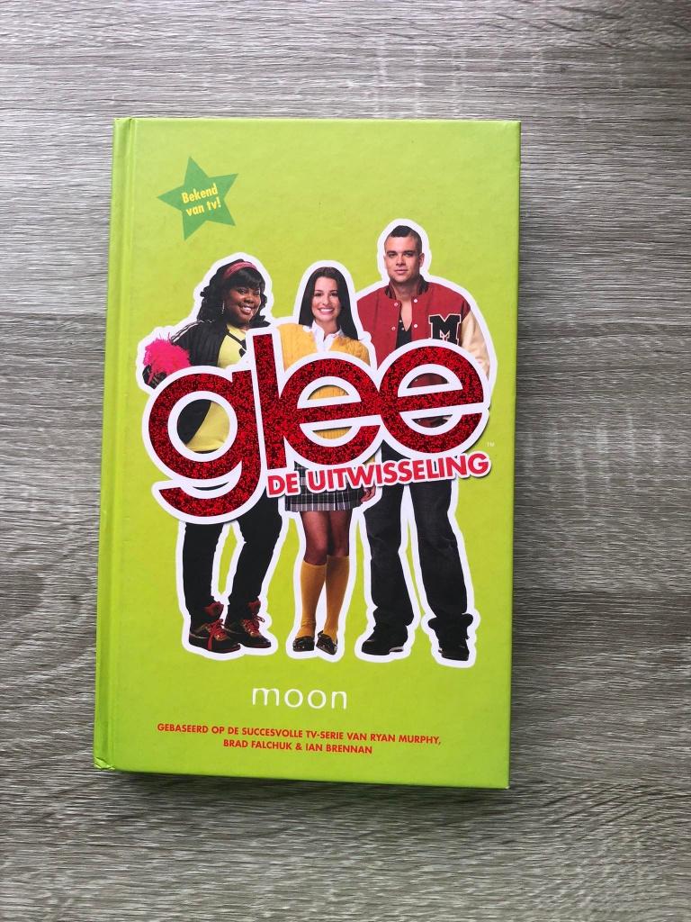 boek glee de uitwisseling, Livres, Cinéma, Tv & Médias, Enlèvement, Comme neuf, Série télévisée
