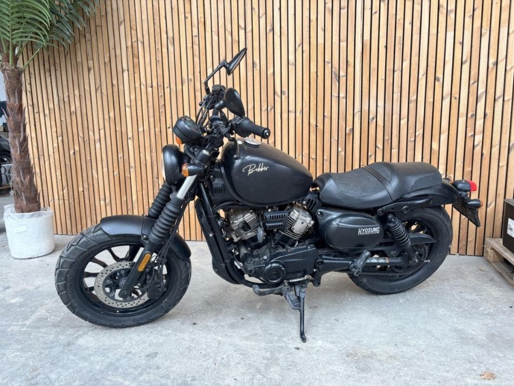 Hyosung Aquila GV 125S Édition noire 2022, Motos, Occasion, 2 cylindres, Particulier, Éclairage LED