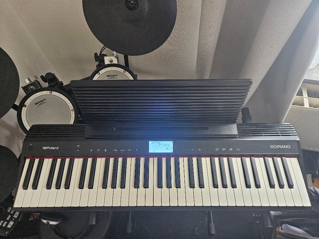 Roland GO:PIANOtoetsenbord + pedaal + statief + draagtas, Ophalen, Zo goed als nieuw, 61 toetsen, Roland