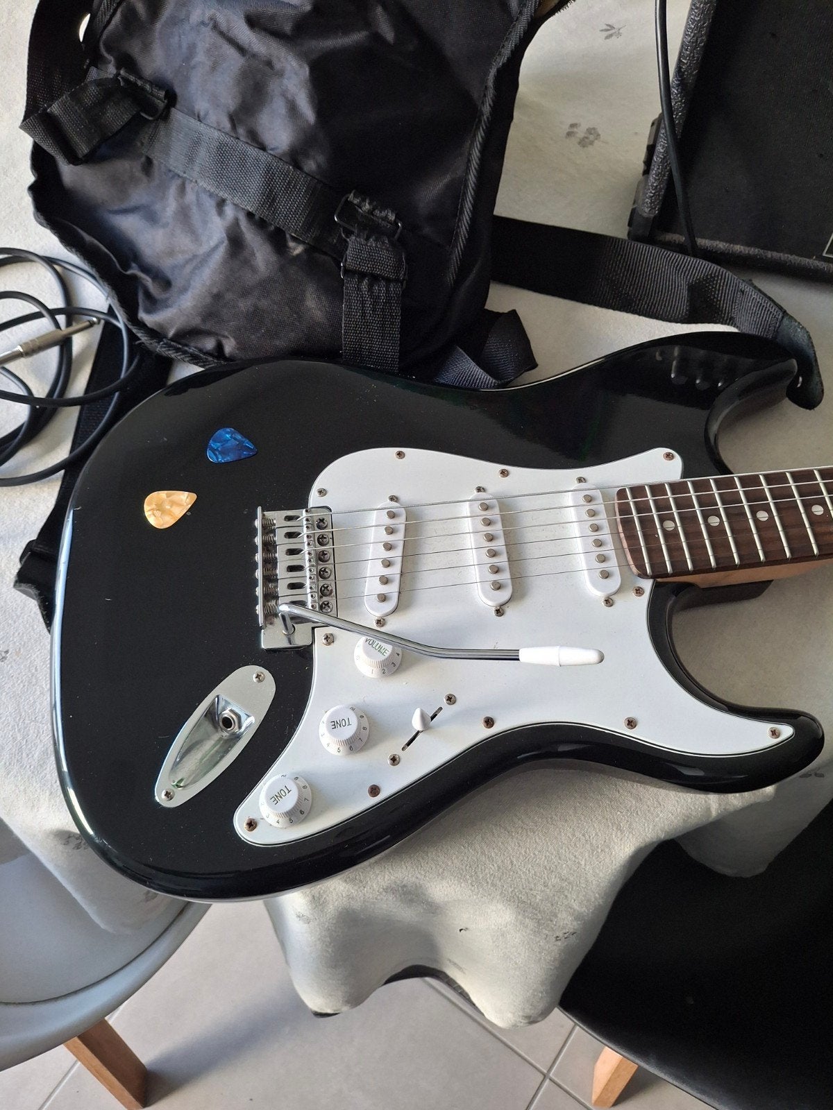zwarte electrische gitaar c.giant + versterker qtx eg 10j, Ophalen