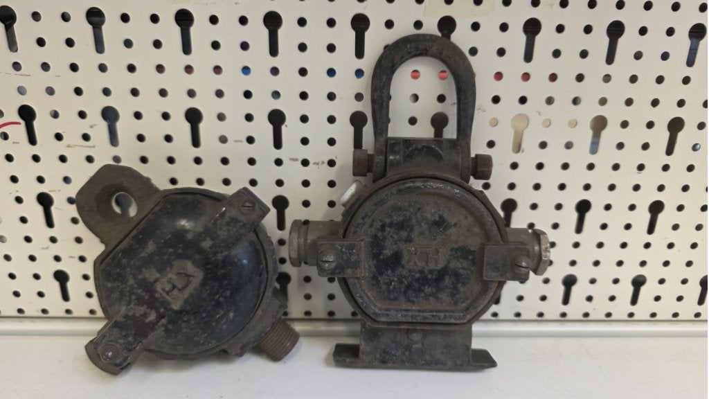 Twee vintage industriële gietijzeren verdeeldozen