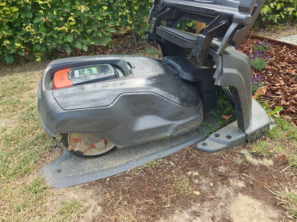Husqvarna 315X AutoMower <1600m² GPS + Garage, 20 à 25 cm, Enlèvement, Utilisé, Avec capteur de pluie