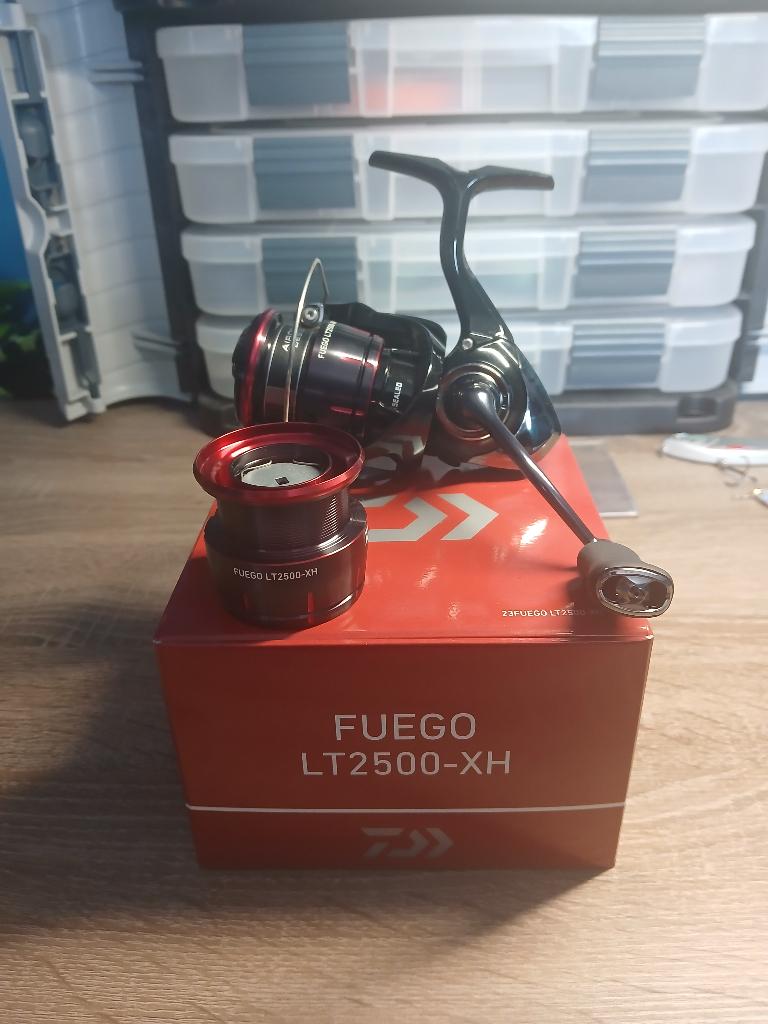Moulinet Daiwa Fuego LT 2500-XH, Ophalen, Nieuw, Molen