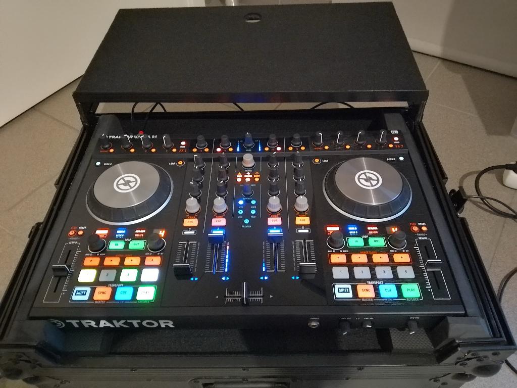 N.I . Traktor Kontrol S4 mk2 met flightcase en adapter., Muziek en Instrumenten, Dj-sets en Draaitafels, Ophalen, Dj-set