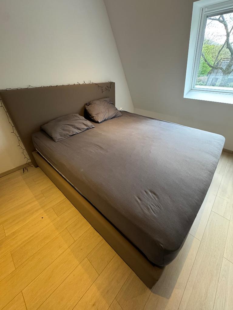 Bed - boxspring uit bruin leder - 180 x 180., Huis en Inrichting, Slaapkamer | Boxsprings, Ophalen, Bruin, Tweepersoons, 190 cm of minder