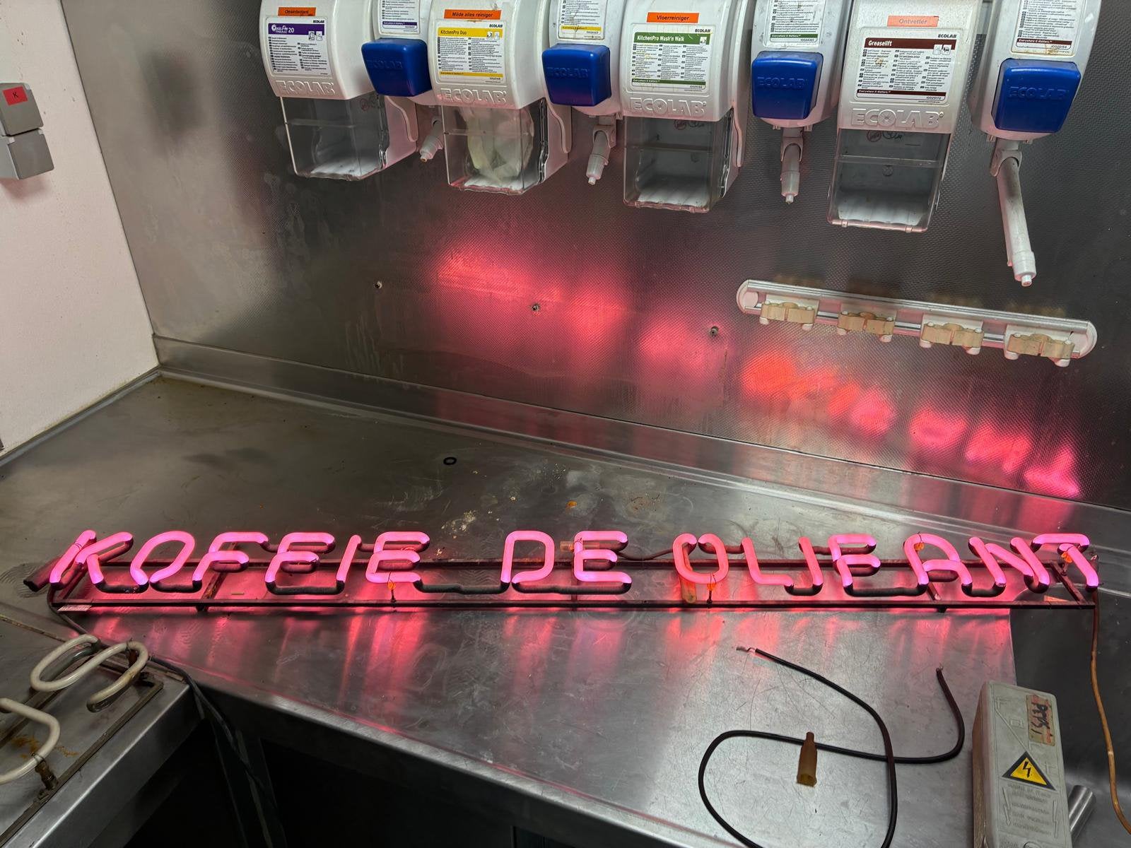 Originele vintage neon "KOFFIE DE OLIFANT" - werkend - roze, Ophalen