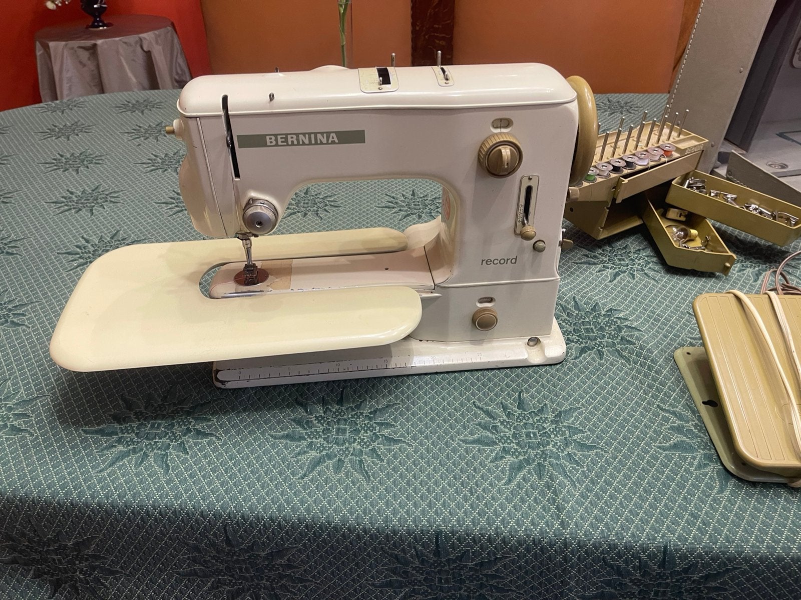 Machine à coudre Bernina Record, Hobby & Loisirs créatifs, Enlèvement, Utilisé, Machine à coudre, Bernina