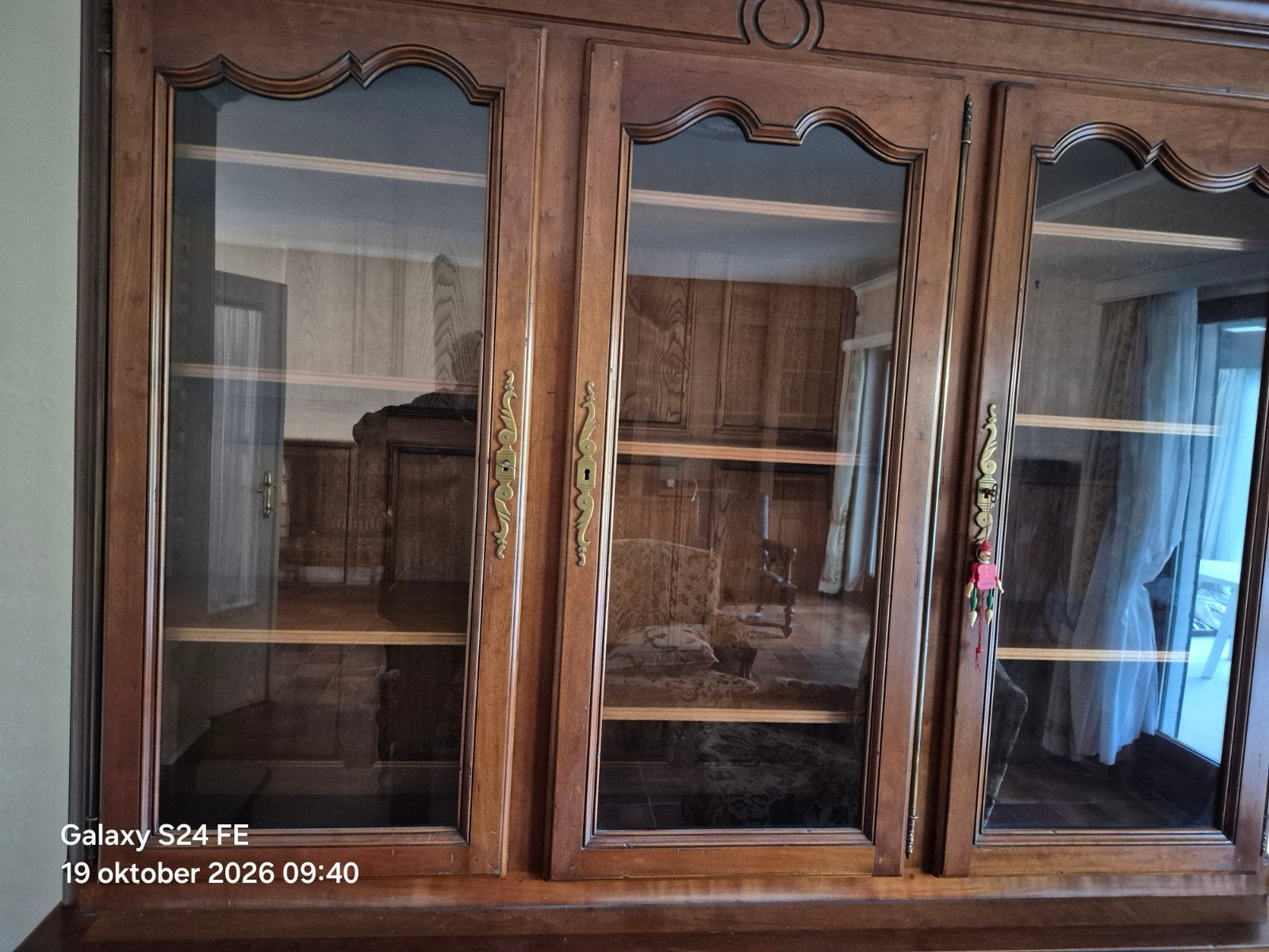 Vitrine en merisier en 2 parties, Enlèvement