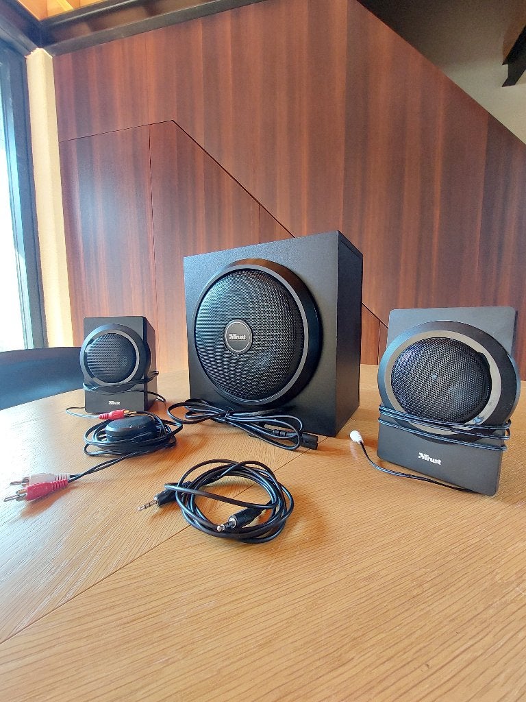 Excellent ensemble de haut-parleurs; son puissant/magnifique, Autres marques, Câbles inclus, Kit d'enceintes, 60 à 120 watts