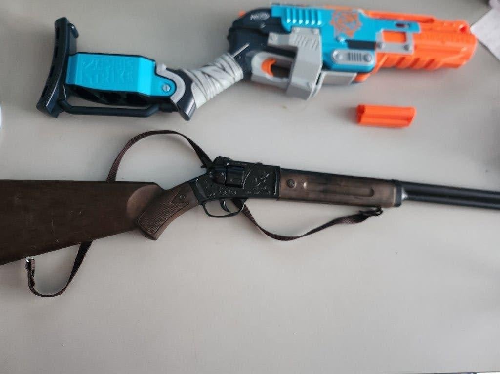 Nerf Geweer en metalen Cowboy geweer, Ophalen of Verzenden, Gebruikt