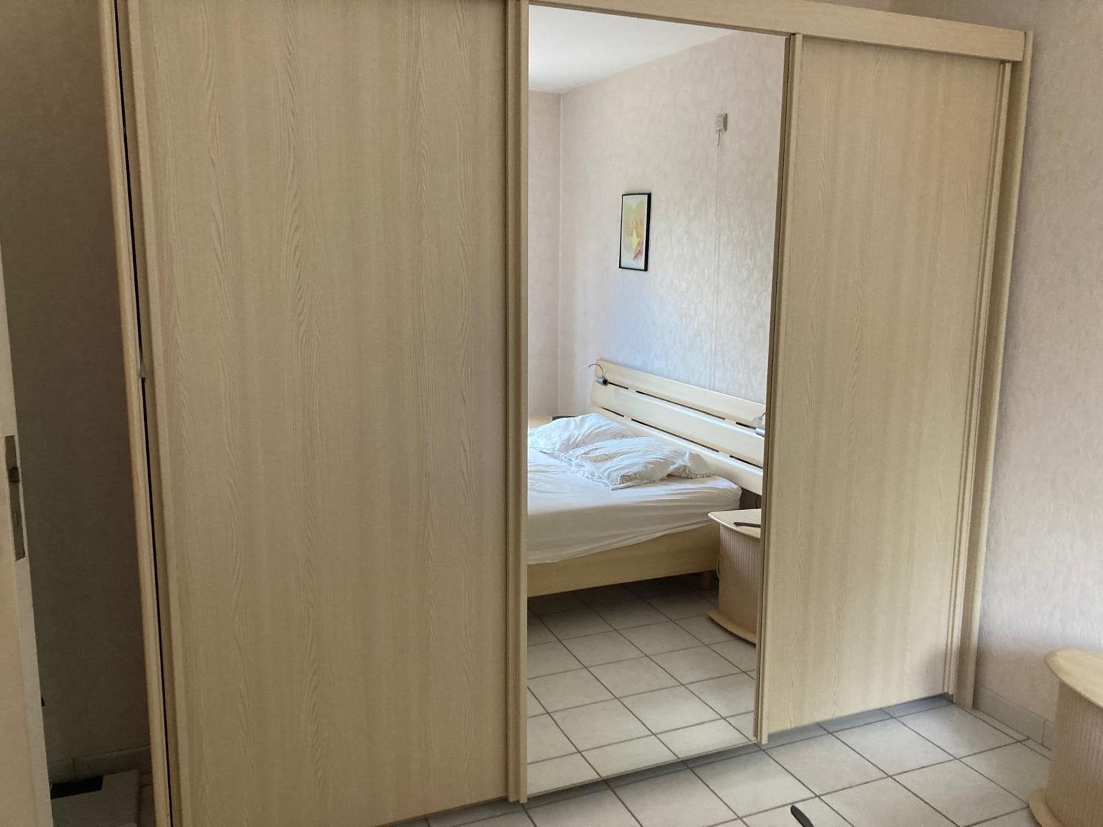 Belle armoire _ peut être récupérée démontée à Genk, Maison & Meubles, Enlèvement, Utilisé