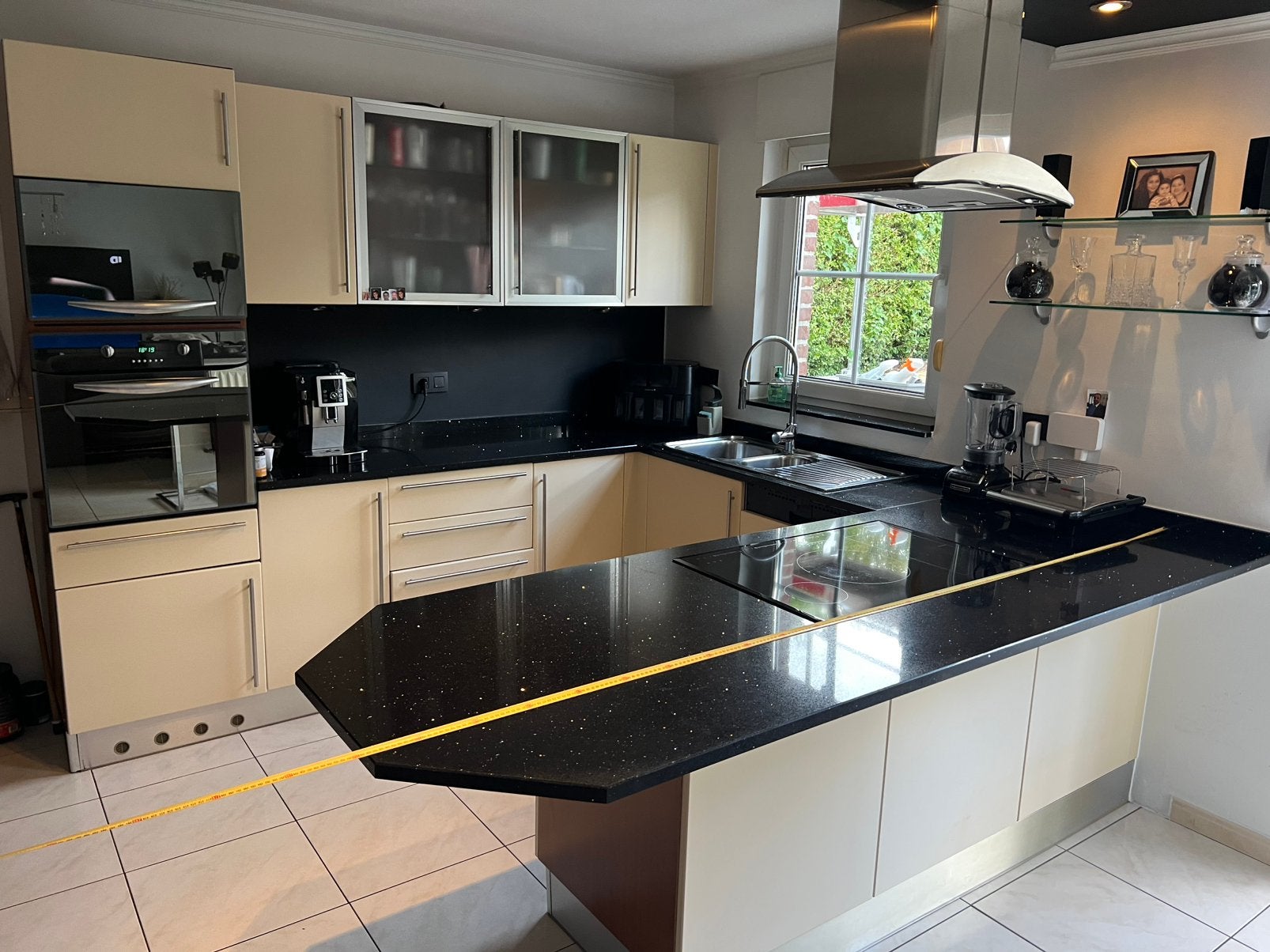 Cuisine équipe complète 5000€ plans en granite 5000€, Maison & Meubles, Cuisine | Cuisines complètes, Jaune, Granit ou Pierre